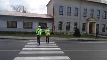 Policisté na přechodu pro chodce v Konecchlumí.