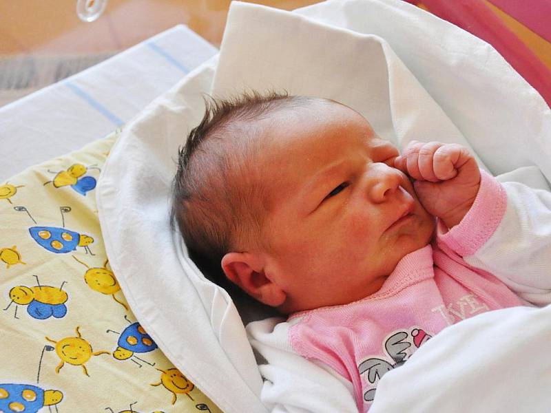 Z Mladé Boleslavi přijela do jičínské porodnice maminka Miroslava Machová. S tatínkem Jiřím Machem přivedli  25. srpna  na svět jejich prvorozenou dceru Viktorii, která vážila 3500 g a měřila 49 cm.