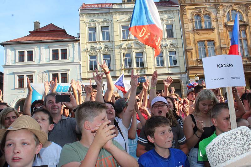 Daniela Polmana, který dokončil extrémní cyklistický závod napříč Amerikou, vítala Nová Paka. Amatérský cyklista se davu poklonil a poděkoval za přízeň fanoušků, která ho hnala do cíle nejtěžšího a nejdelšího závodu světa.