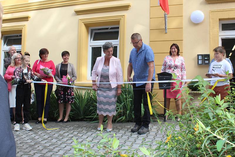 Po dvou letech je dokončena rekonstrukce Základní školy v Libuni, která se v sobotu v nové podobě ukázala veřejnosti. V úterý sem nastoupí školáci a učitelé.