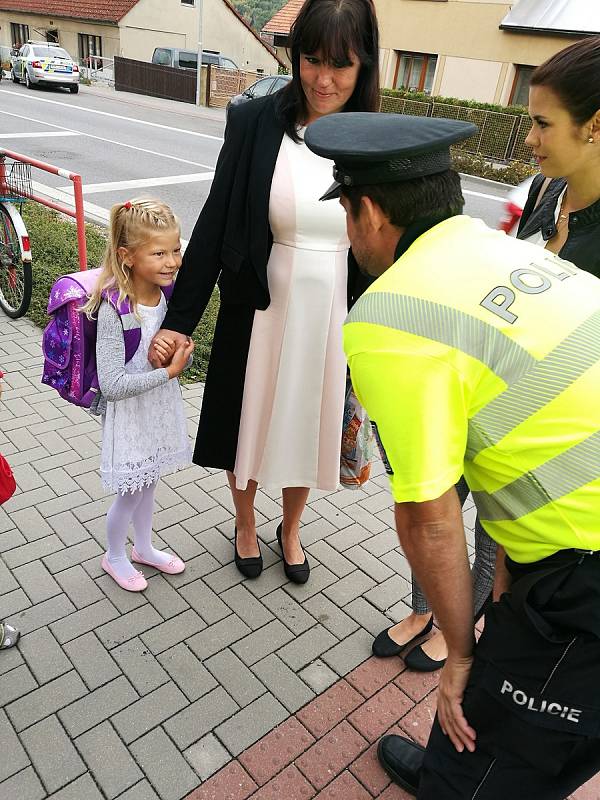 Policisté dětem připomínali bezpečné chování na přechodech.