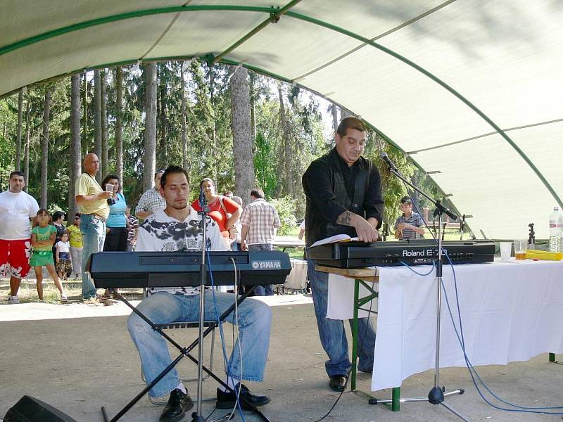 Romský festival Bašaviben 2009 v Hořicích: Romstars ze Žacléře.