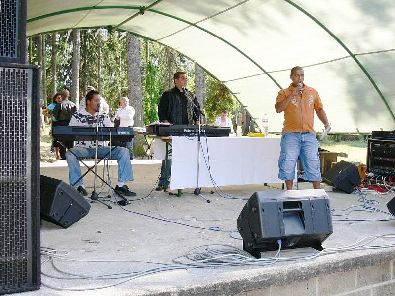 Romský festival Bašaviben 2009 v Hořicích: Romstars ze Žacléře.