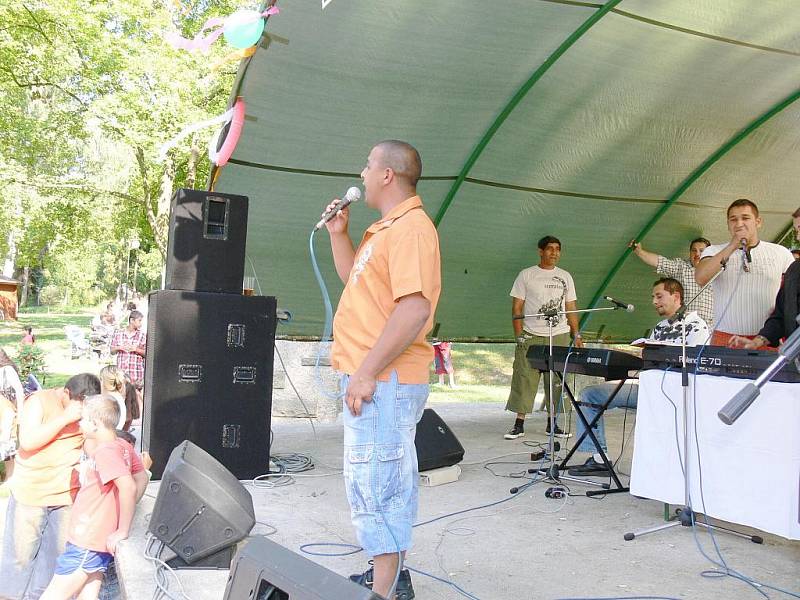 Romský festival Bašaviben 2009 v Hořicích: Romstars ze Žacléře.