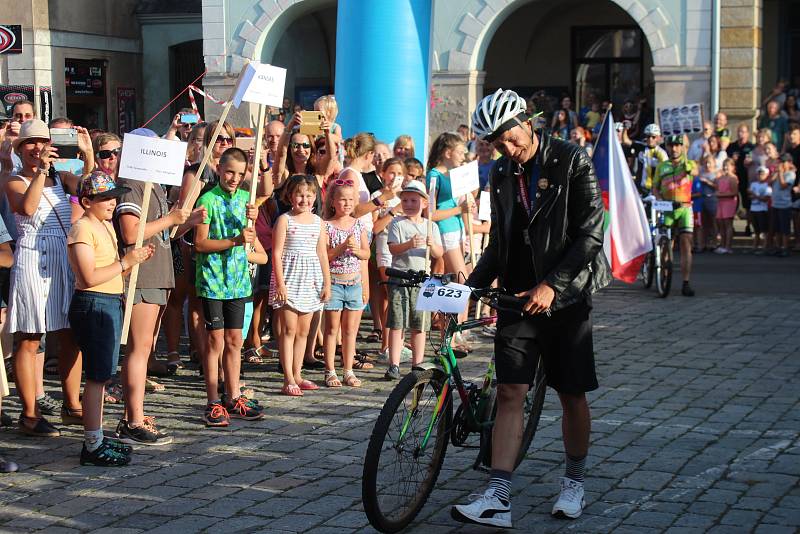 Daniela Polmana, který dokončil extrémní cyklistický závod napříč Amerikou, vítala Nová Paka. Amatérský cyklista se davu poklonil a poděkoval za přízeň fanoušků, která ho hnala do cíle nejtěžšího a nejdelšího závodu světa.