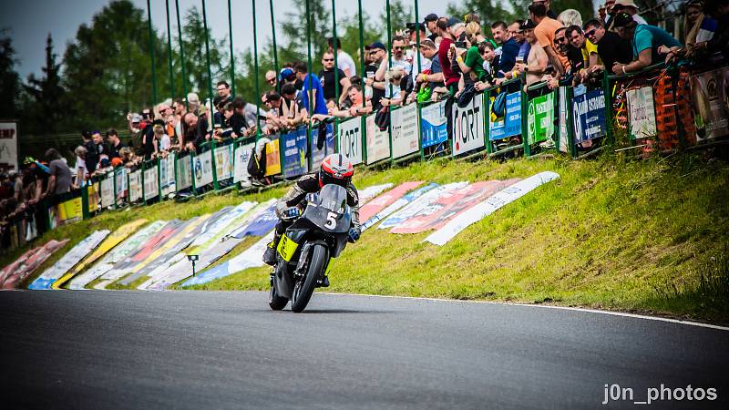 O víkendu v Hořicích odstartoval legendární motocyklový závod 300 zatáček Gustava Havla. Letošní ročník je jubilejní.