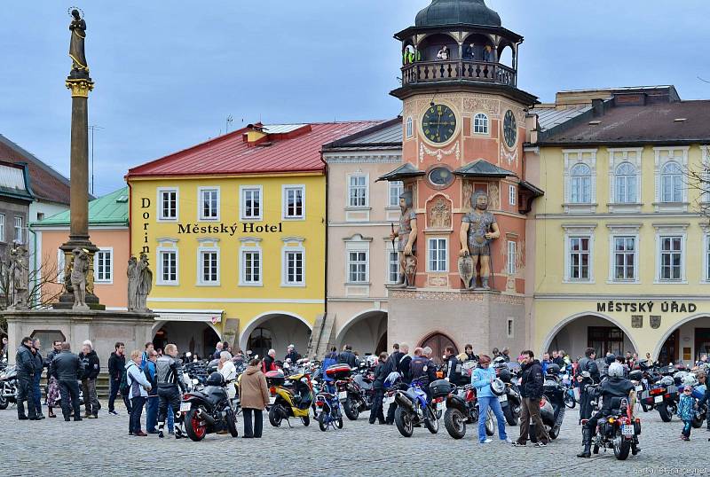 Krkonošské otevírání šoupátek v Hostinném.