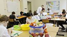 Ozdobné vyřezávání v novopacké Střední škole gastronomie a služeb.
