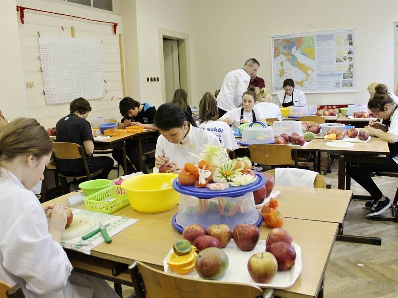 Ozdobné vyřezávání v novopacké Střední škole gastronomie a služeb.