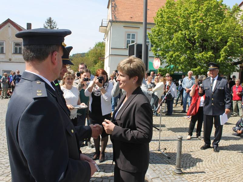 Peckovští hasiči mají novou cisternu.