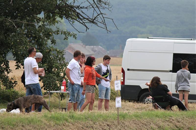 Poprvé od roku 2017 se Babákovi rozhodli uspořádat Rally v Nemyčevsi. Zúčastnit se mohl každý s autem a platným řidičákem.