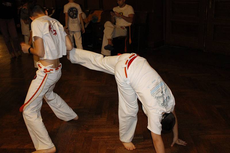 Akrobacie, tanec, bojový sport...to všechno je capoeira. V Hořicích soutěžily děti z celé republiky.