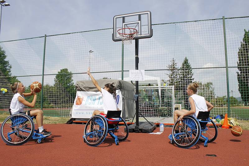 Akce Jedeme v tom spolu umožnila široké veřejnosti nahlédnout do světa hendikepovaných. Velký zájem byl zejména o basketbal na vozíku.