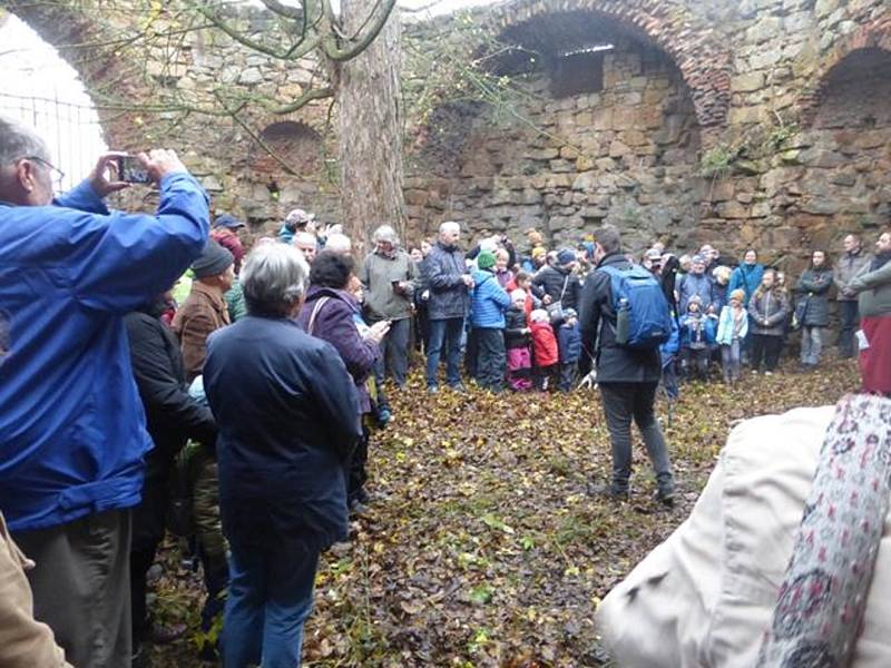 Už pátý poustevník ve stoleté historii byl odhalen dne 12. listopadu v grotě, tedy umělé jeskyni blízko Valdštejnské lodžie v Jičíně.