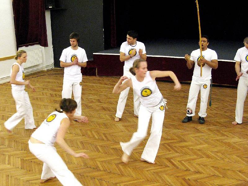 Z ukázek bojového tance capoeira.