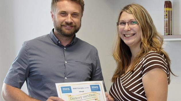 Pavel Jór převzal certifikát na předplatné Jičínského deníku.