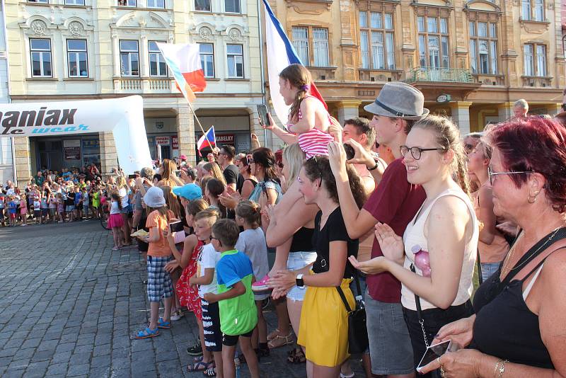 Daniela Polmana, který dokončil extrémní cyklistický závod napříč Amerikou, vítala Nová Paka. Amatérský cyklista se davu poklonil a poděkoval za přízeň fanoušků, která ho hnala do cíle nejtěžšího a nejdelšího závodu světa.