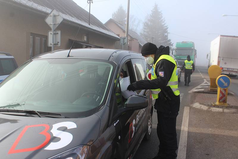 Policejní hlídka v Horkách u Staré Paky