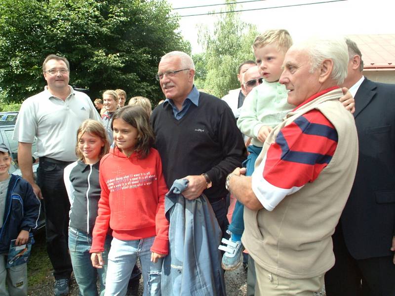 Prezident Václav Klaus návštěvou na Volejbalové Dřevěnici roku 2005.