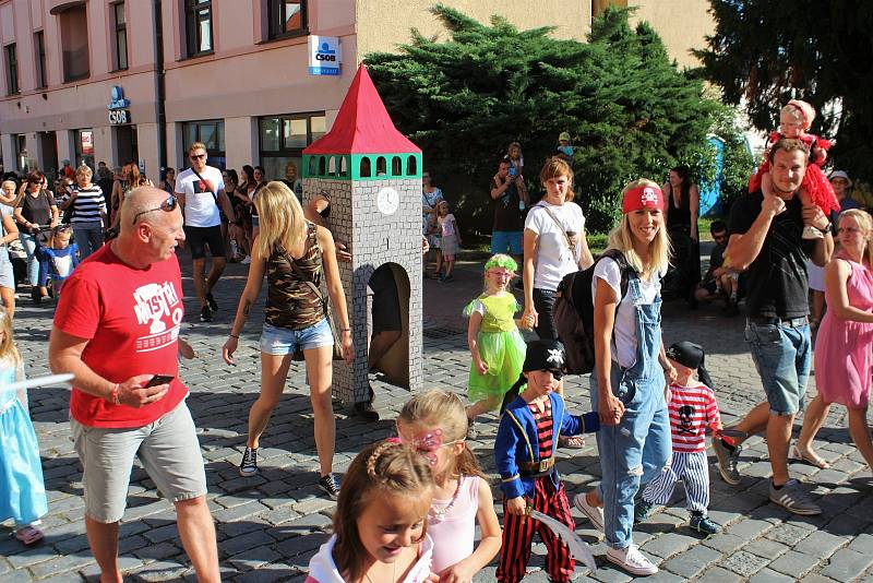 Průvod masek odstartovat 30. ročník festivalu Jičín - město pohádky.