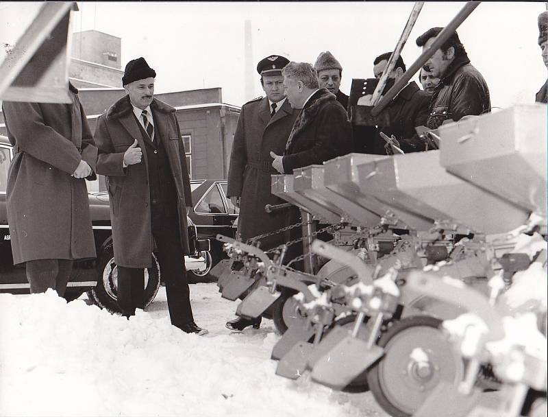 Z jičínského n.p. Agrostroj, 70. léta, návštěva prvního československého kosmonauta Vladimíra Remka.