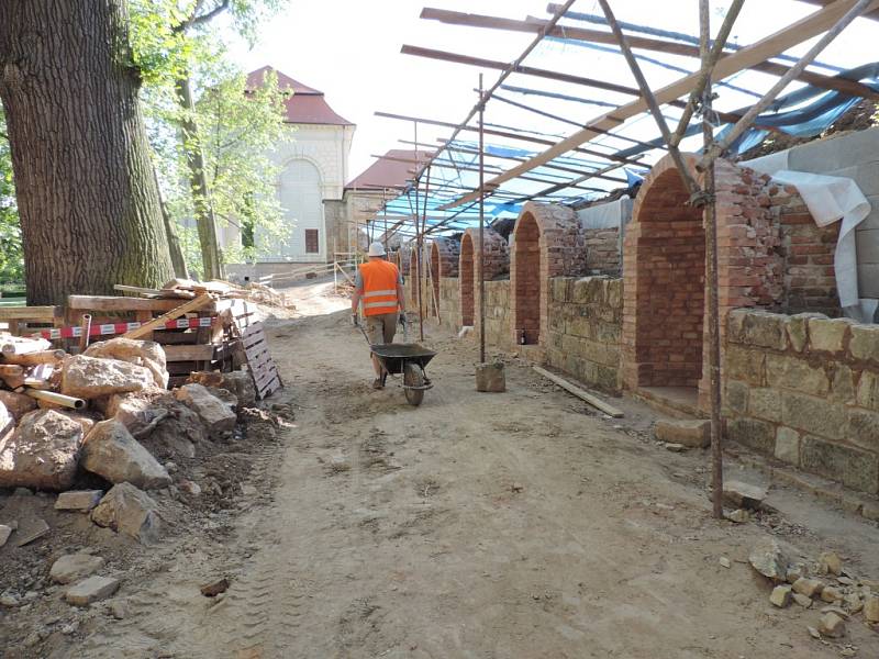 Renovace zdí u Valdštejnské lodžie.