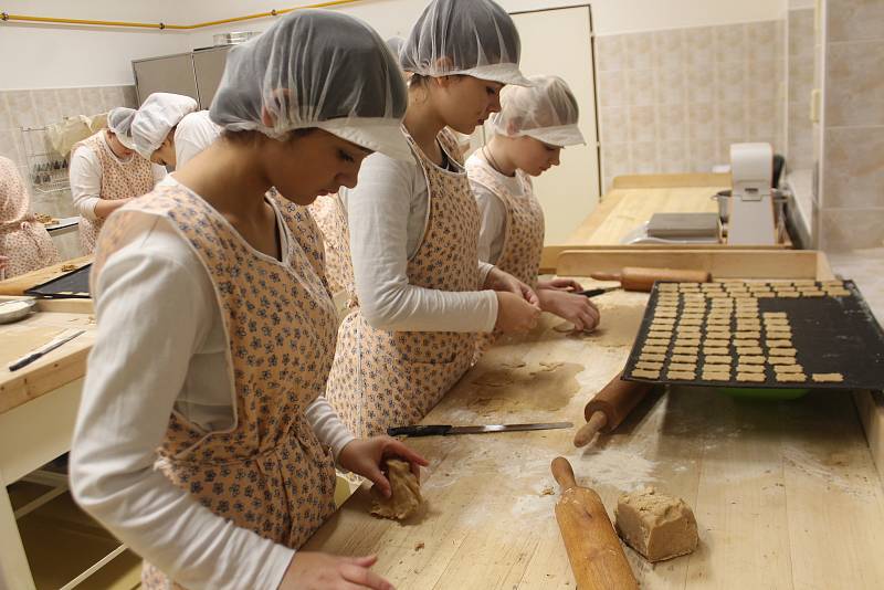 V novopacké cukrářské dílně Střední školy gastronomie a služeb zahájili výrobu vánočního cukroví. Odhadem tu vyexpedují 1800 kilogramů dobrot.