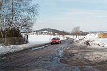 V letošním roce by měl kraj zahájit opravu zdevastované silnice mezi Těšínem a Radimí. V Soběrazi na ni čekají osmnáct let.