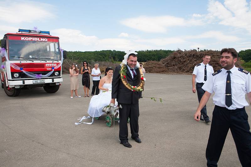 Hasičská svatba Jakuba Valenty a Kláry Kubánkové.