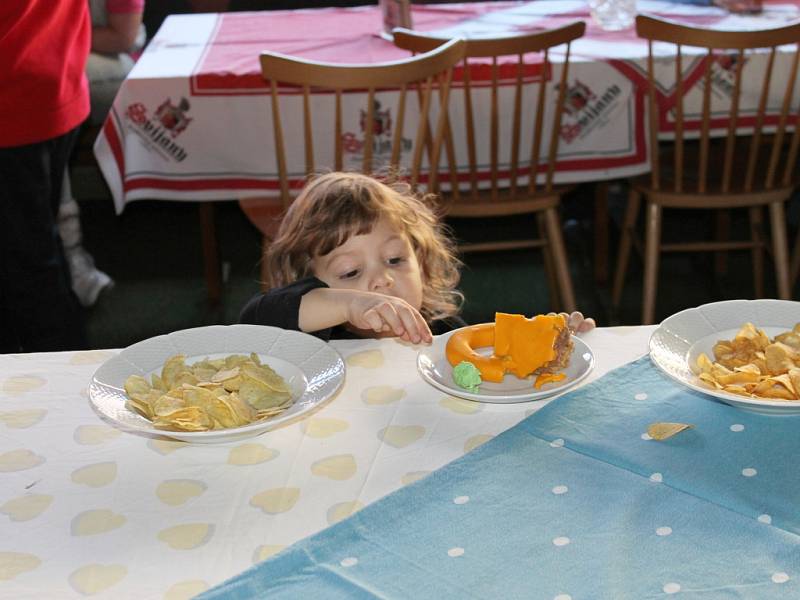 Maškarní karneval v hospodě Řáholec.