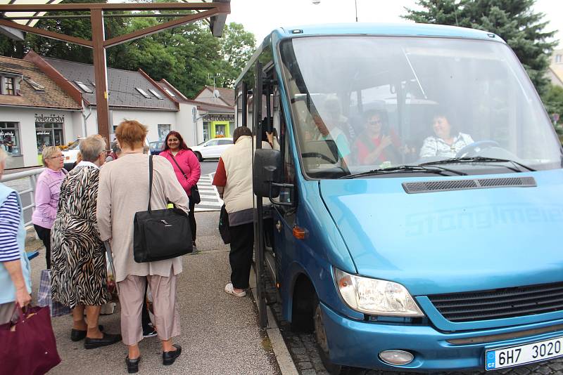 Linka městského autobus v Nové Pace zrušila osm zastávek. Lidé už se nedostanou na nákup k marketům. Bouří se.