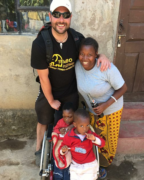 Matěj se spolu se dvěma kamarády tentokrát rozhodl obnovit v dětském domově v tanzánské Arushi chov slepic.