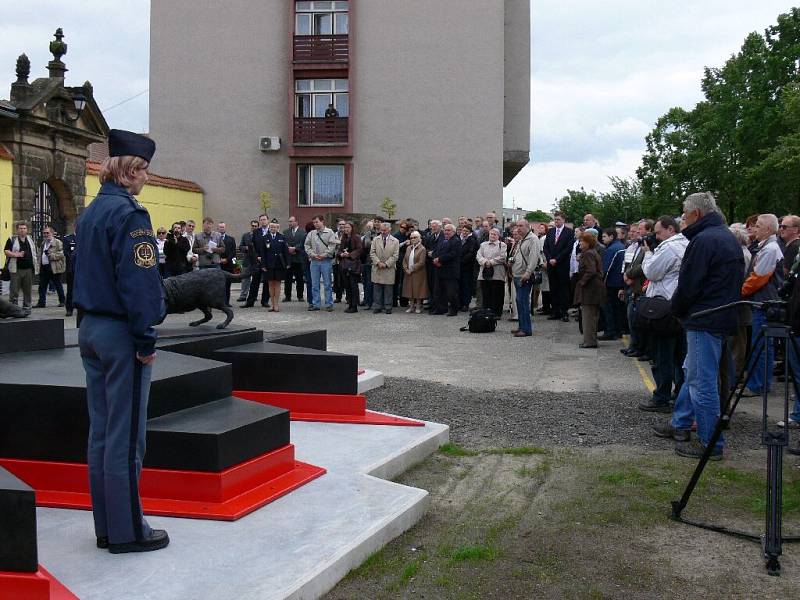 Před Věznicí Valdice byl odhalen pomník politickým vězňům.