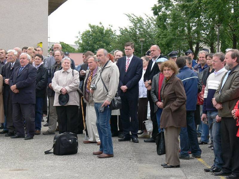 Před Věznicí Valdice byl odhalen pomník politickým vězňům.