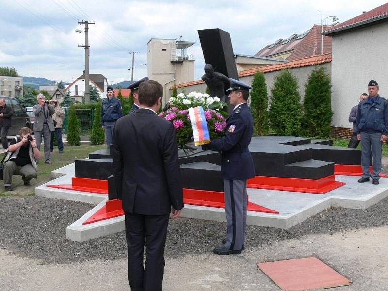 Před Věznicí Valdice byl odhalen pomník politickým vězňům.