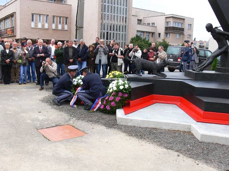 Před Věznicí Valdice byl odhalen pomník politickým vězňům.