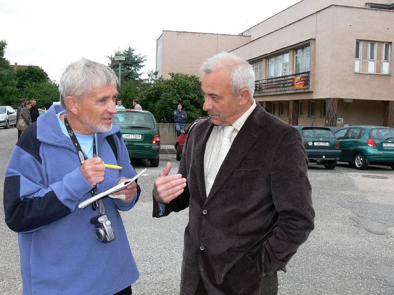 Starosta Valdic Zdeněk Žurek (vpravo) s Bohumírem Procházkou.