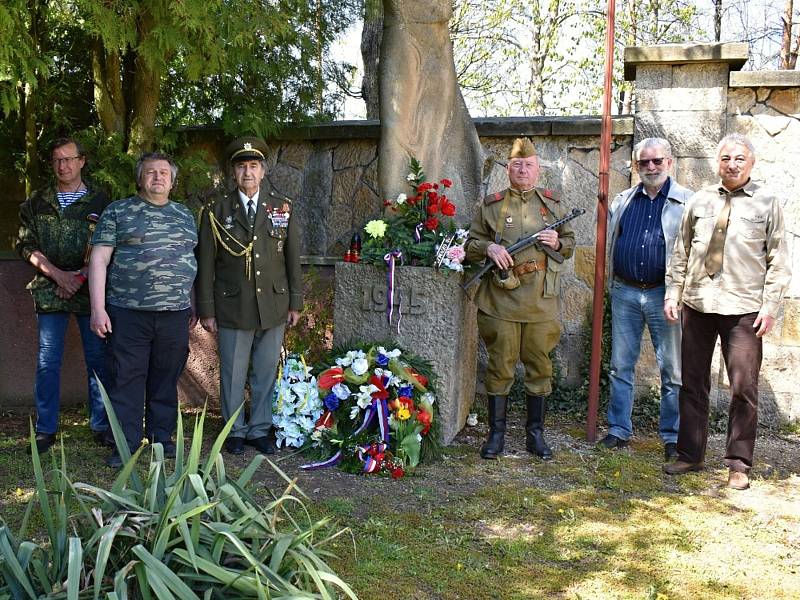 Oblastní výbor Českého svazu bojovníků za svobodu Jičínsko při 76. výročí ukončení bojů 2. světové války uctil památku padlých bojovníků položením květin u hrobů v Hořicích, Ostroměři, Jičíně a Sobotce. Čest jejich památce.