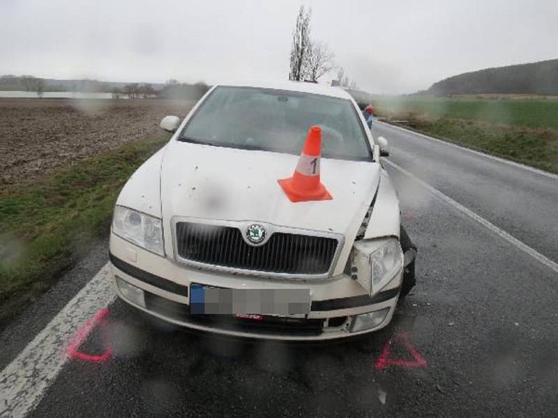 Žena při předjíždění neodhadla situaci a nestihla se vrátit do vlastního jízdního pruhu včas.