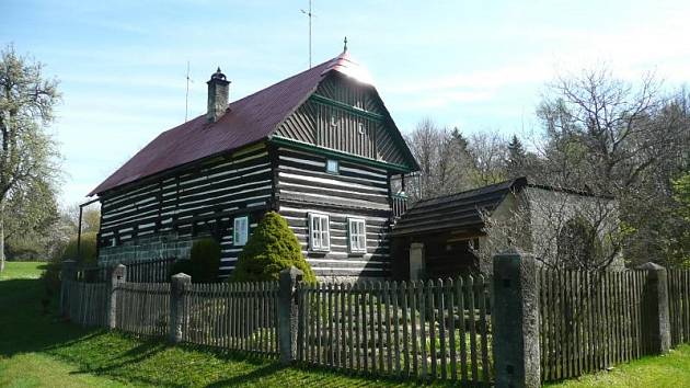 K nejznámějším památkám lidové architektury Českého ráje patří nádherná roubená chalupa, zvaná Kopicův statek neboli Jirošova rychta.