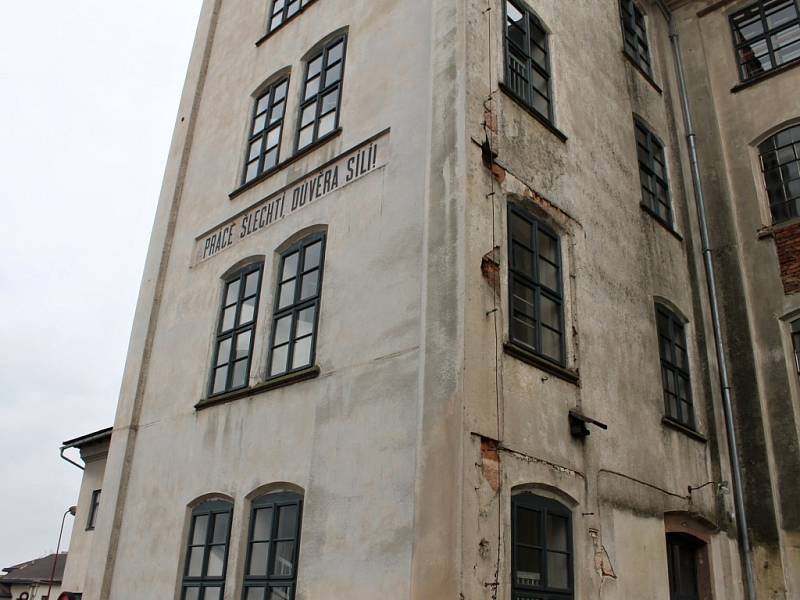 Prezentace lomnické střední školy v bývalé textilní torávně Mastných.