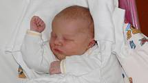 KAROLÍNA  BÍLKOVÁ se narodila 7. března s váhou 3,14 kg a mírou 48 cm rodičům Marcele Pokorné a Jiřímu Bílkovi z Jičína. Na malou sestřičku se těšili také sourozenci Tomáš a Veronika. 