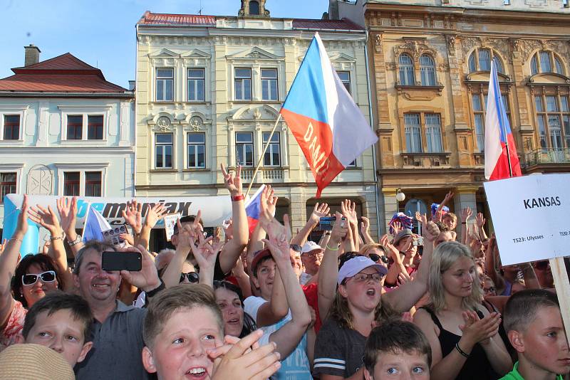 Daniela Polmana, který dokončil extrémní cyklistický závod napříč Amerikou, vítala Nová Paka. Amatérský cyklista se davu poklonil a poděkoval za přízeň fanoušků, která ho hnala do cíle nejtěžšího a nejdelšího závodu světa.