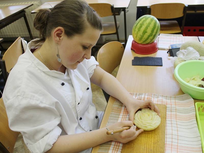 Řezání ovoce a zeleniny v novopacké SŠGS.