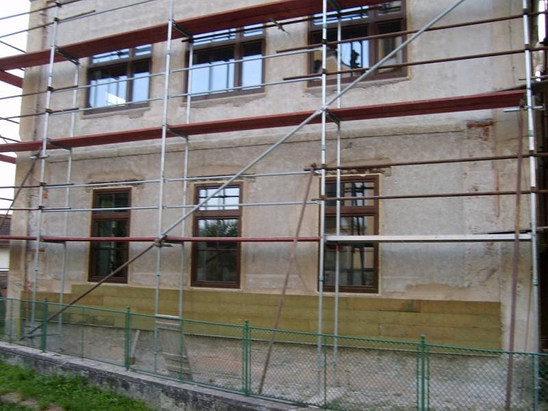 Práce na rekonstrukci ostruženské budovy úřadu a školky.