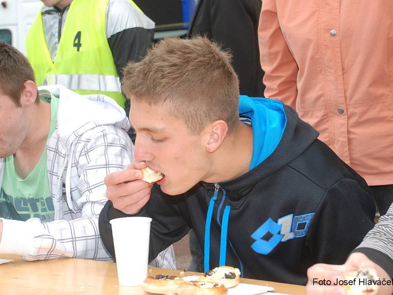 Kopidlenské slavnosti se závěrečnou soutěží jedlíků.