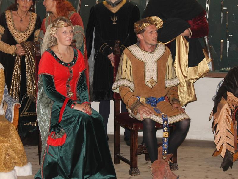 KAREL IV. s chotí Alžbětou a početnou družinou si o víkendu přijeli prohlédnout hrad Kost.