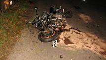 Motocyklista byl po nárazu do stromu na místě mrtev. Nehoda se stala v sobotu v obci Pecka. Čtyřiadvacetiletý motorkář neměl na hlavě přilbu.