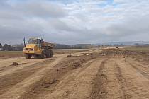 I za mrazivého počasí v polovině ledna 2024 je na stavbě dálničního úseku D35 Hořice-Sadová čilý stavební ruch.