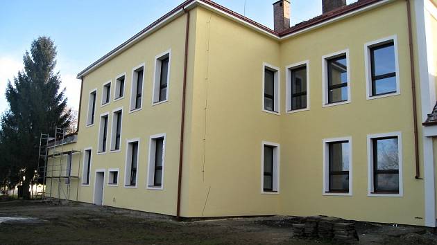 Rekonstrukce budovy cerekvické školy.